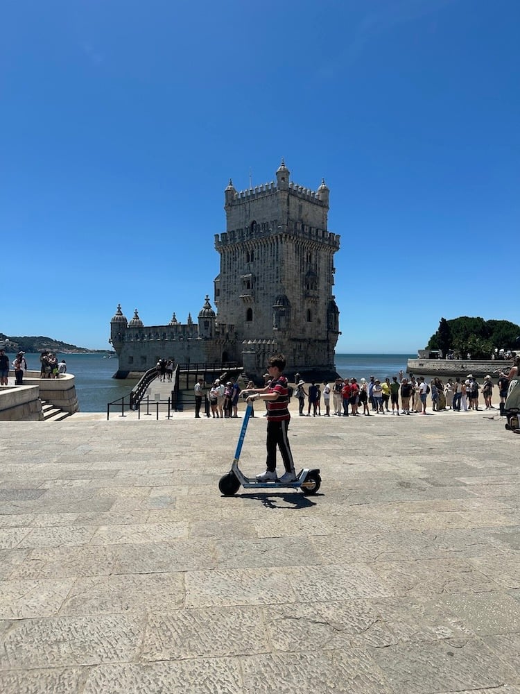 Seb Scootering in Belém