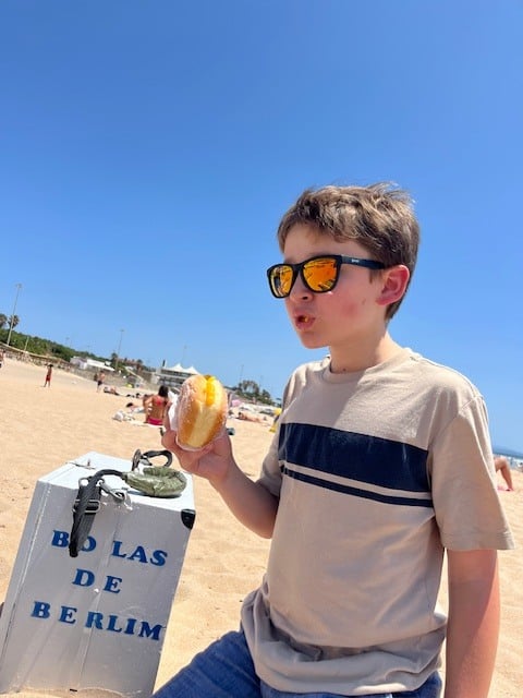 Bolo de Berlim at the Praia